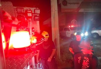 Bomberos se movilizan tras incendio de un domicilio en Villa del Cedro, en Culiacán