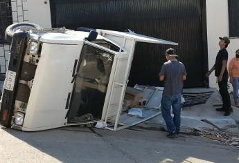 Vuelca camioneta cargada de vitropiso en la colonia Lomas de Guadalupe, en Culiacán