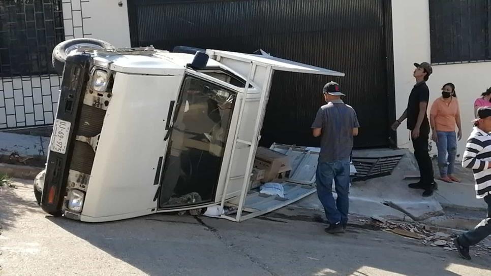 Vuelca camioneta cargada de vitropiso en la colonia Lomas de Guadalupe, en Culiacán