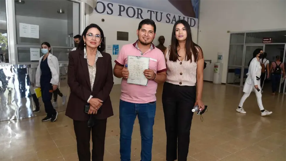 El pasado lunes, 21 de marzo, Ana Priscila se casó con Iván en el Hospital General; él aparece en el centro de la foto, acompañado por la Directora del IMMujeres Ahome (izquierda) y la Jueza del Registro Civil (derecha). FOTO: Cortesía.