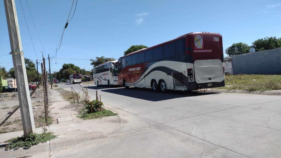 Denuncian camiones y autos abandonados en colonia de Los Mochis