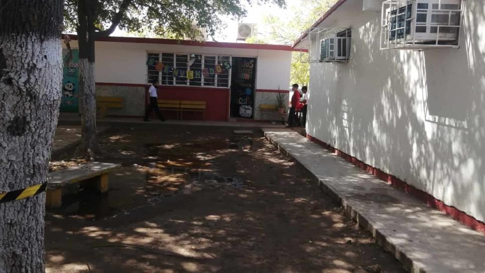 «Brotan» aguas negras en primaria de Los Mochis, más de 900 niños en riesgo de infecciones