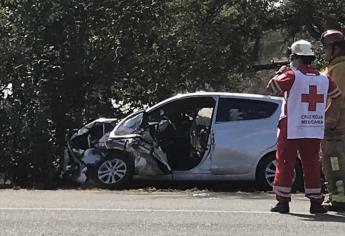 Encontronazo al salir del aeropuerto deja a 3 personas heridas