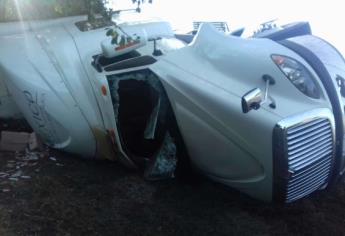 Tráiler cargado de papa vuelca en el Valle del Carrizo