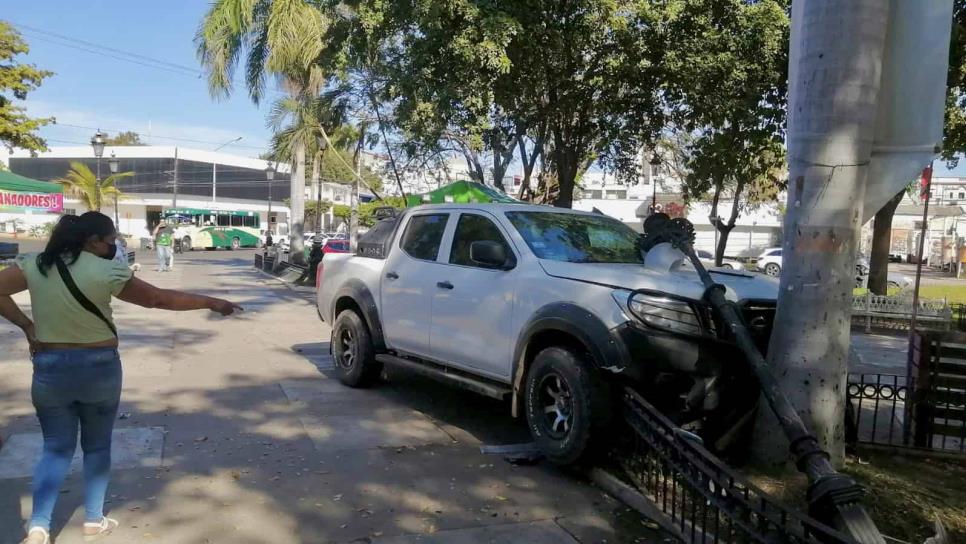 Camioneta choca contra camión y termina dentro de la Plazuela 27 de Septiembre en Los Mochis