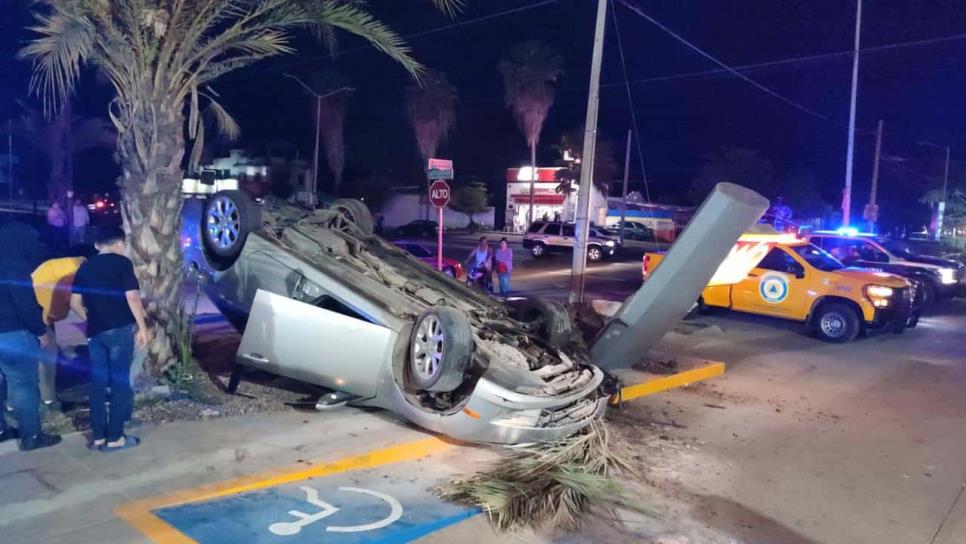 Hombre vuelca al surponiente de Los Mochis y deja su vehículo abandonado