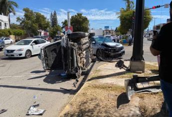 Conductora se «salta» el alto y provoca volcadura en Gusave