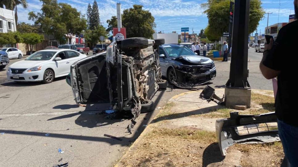 Conductora se «salta» el alto y provoca volcadura en Gusave