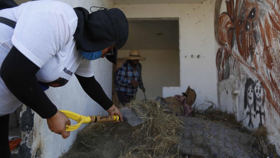 Familias de desaparecidos hallan 20 bolsas con restos óseos en Jalisco