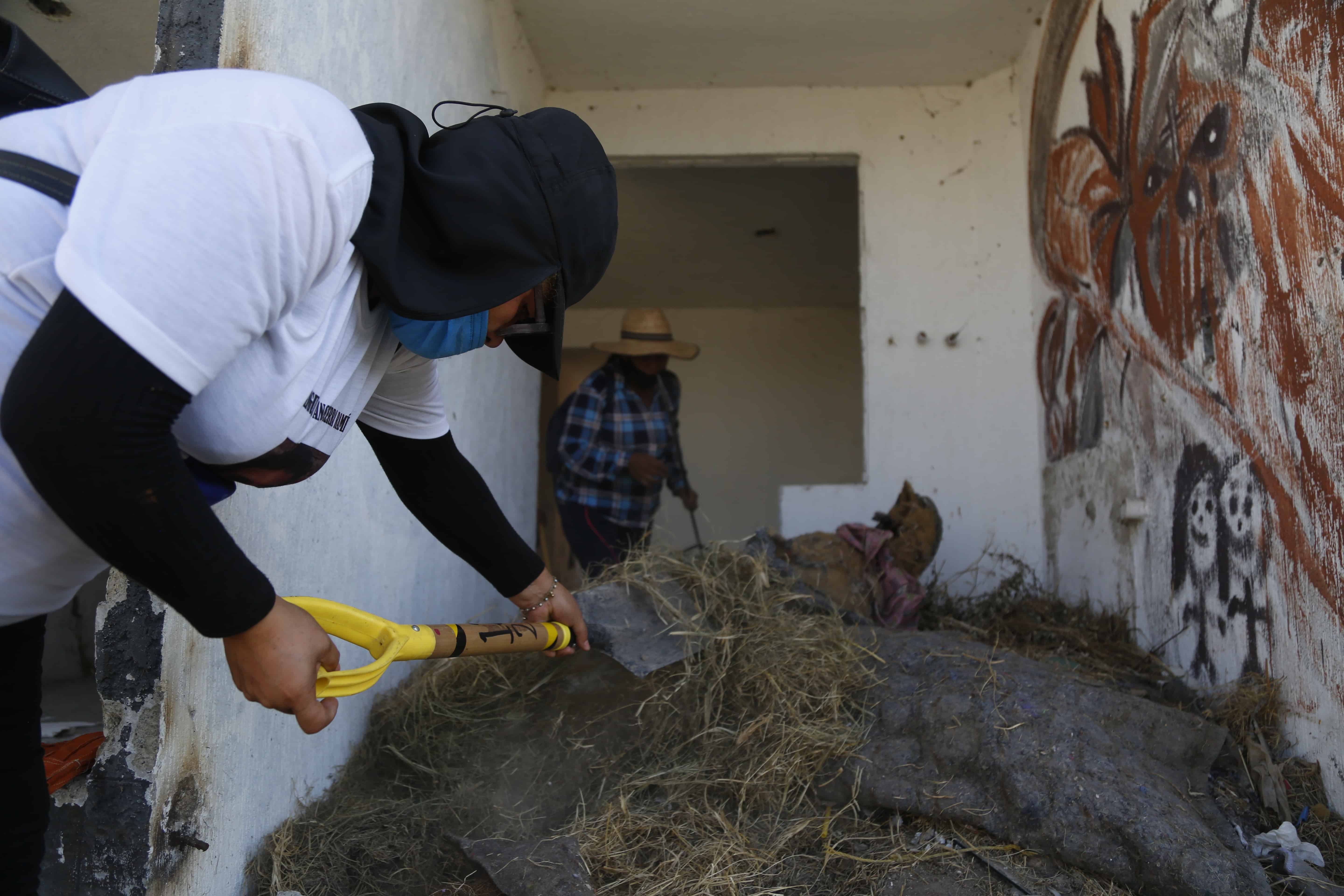 Familias de desaparecidos hallan 20 bolsas con restos óseos en Jalisco