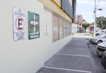 Empresas se apropian de vía pública y corren a quienes no son sus clientes