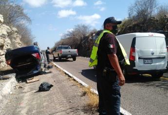 Familia originaria de Colombia vuelca sobre la carretera México 15, al sur de Culiacán