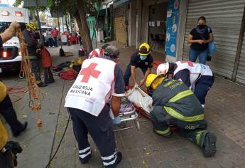 Rescatan a anciana por la ventana del tercer piso de su casa tras sufrir fractura de pierna