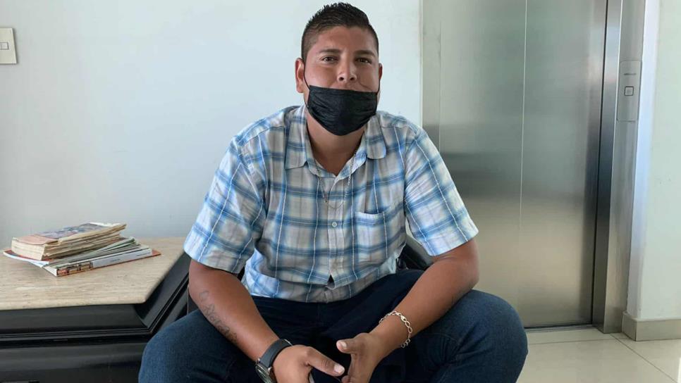 Joven acusado de robo de taxi asegura que solo estaba dormido y que policías lo golpearon