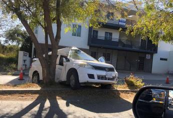 Tres lesionados y un auto en pérdida total tras choque de auto contra árbol, en Mazatlán