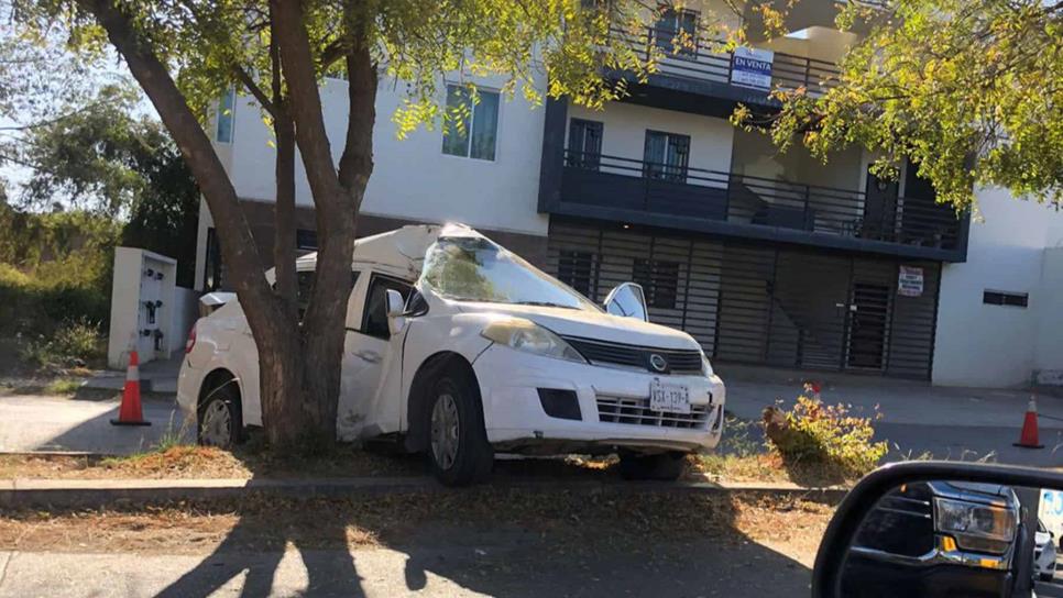 Tres lesionados y un auto en pérdida total tras choque de auto contra árbol, en Mazatlán