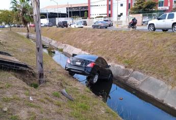 Pierde el control de su vehículo y termina en el canal