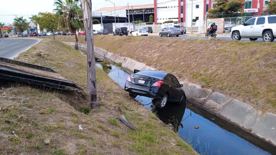 Pierde el control de su vehículo y termina en el canal