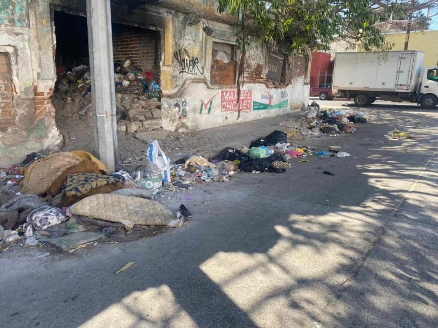 Convierten en basurero una casa abandonada en el Centro de Mazatlán
