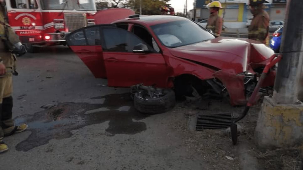 Auto BMW queda destrozado tras chocar contra poste, en Mazatlán