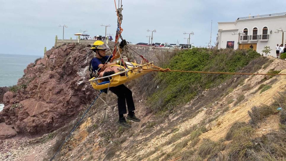 Rescatistas practican emergencias en zonas rocosas y de playa