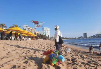 Vendedores de playa, listos para trabajar en Semana Santa en Mazatlán