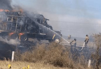 Tráfico vehicular de la México 15 se paraliza tras incendio de camión con pacas
