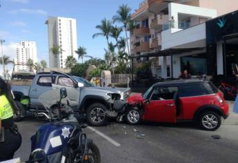 Se estrellan de frente tacoma y mini cooper en el malecón