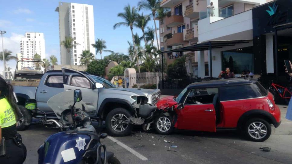 Se estrellan de frente tacoma y mini cooper en el malecón