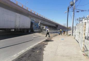 Trailero se incrusta debajo del puente de la Corona