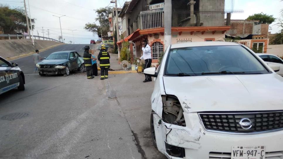 Chocan sobre la Obregón; uno de los autos por poco impacta contra una casa