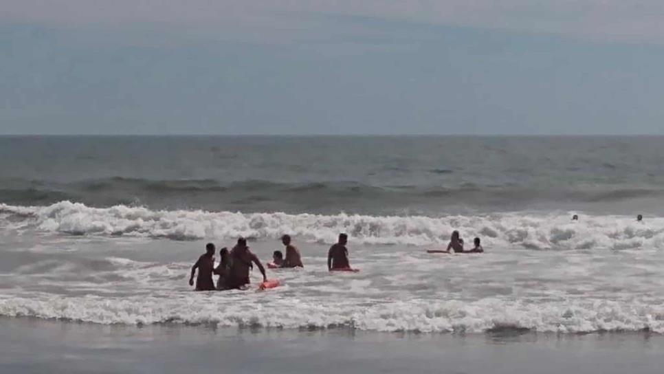 ¡Casi se ahogan! Salvavidas rescatan a 10 personas en Mazatlán; 8 eran canadienses