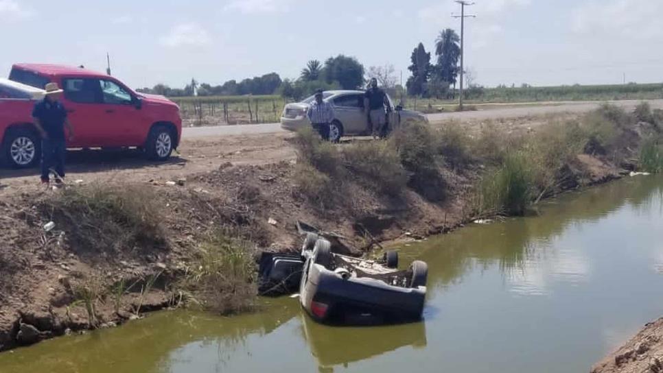 Vuelca automóvil y cae dentro de un canal de riego en Guasave