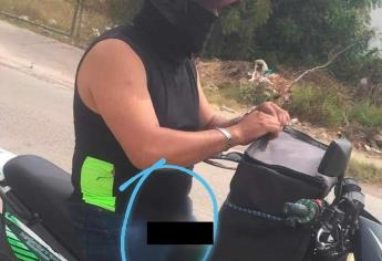 Motociclista encapuchado enseña genitales en Guasave