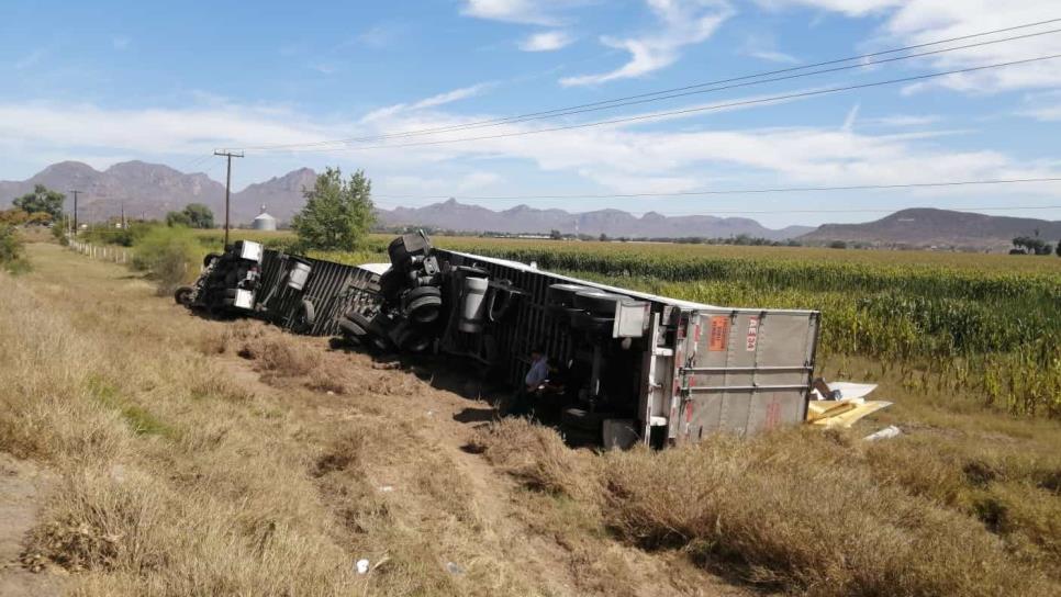 Tráiler con tomate vuelca sobre la México 15