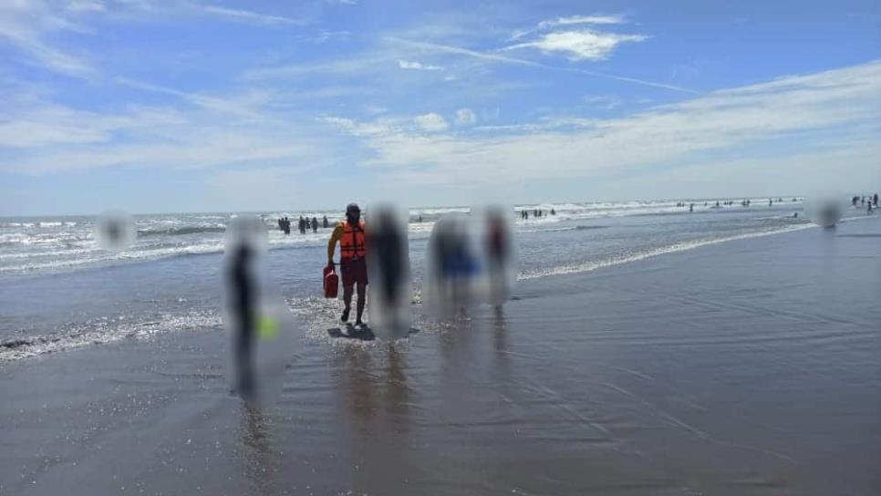 Rescatan a dos menores que se ahogaban en playa de Ponce