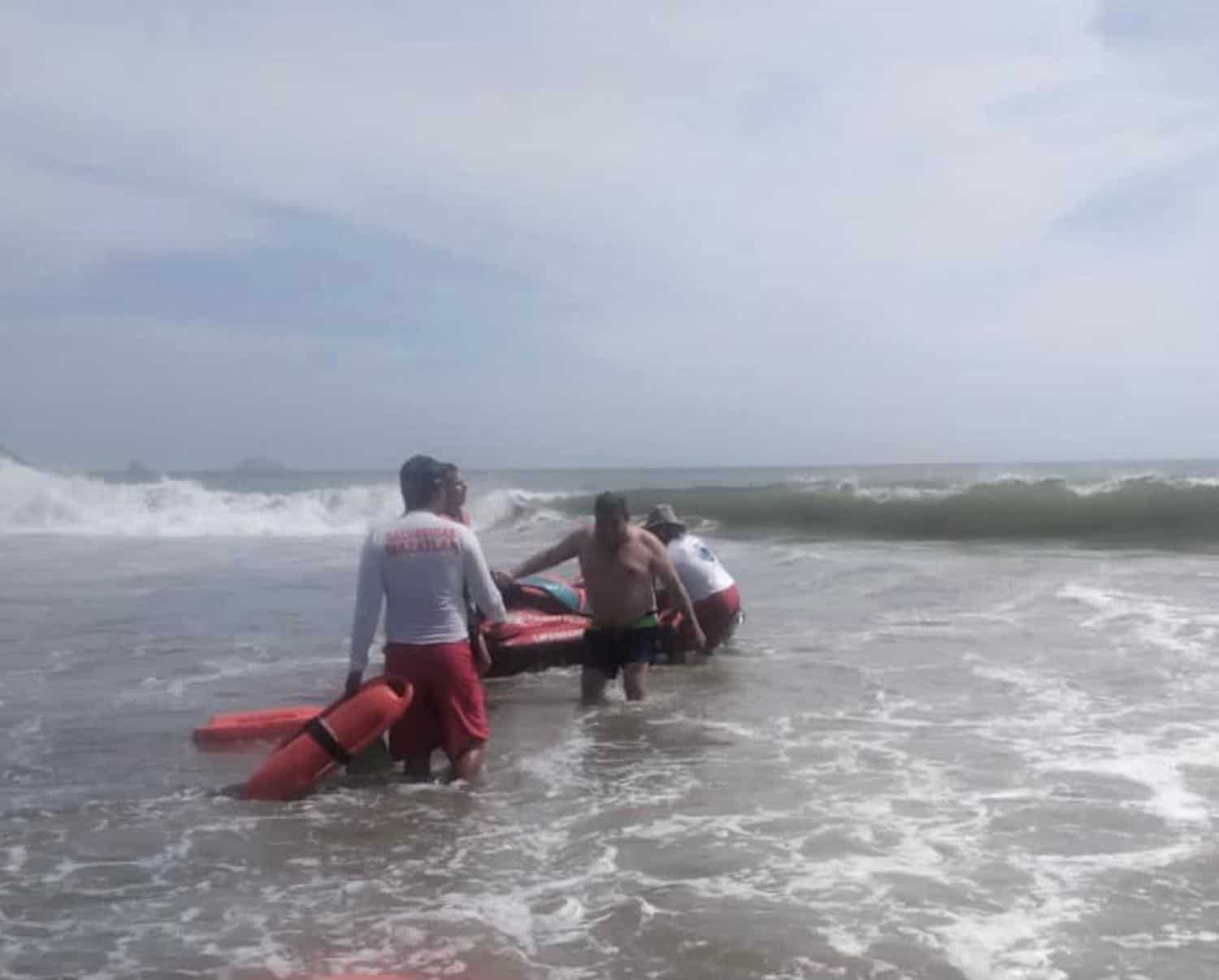 Menor de 13 años muere tras ser rescatado de la playa Olas Altas, en Mazatlán