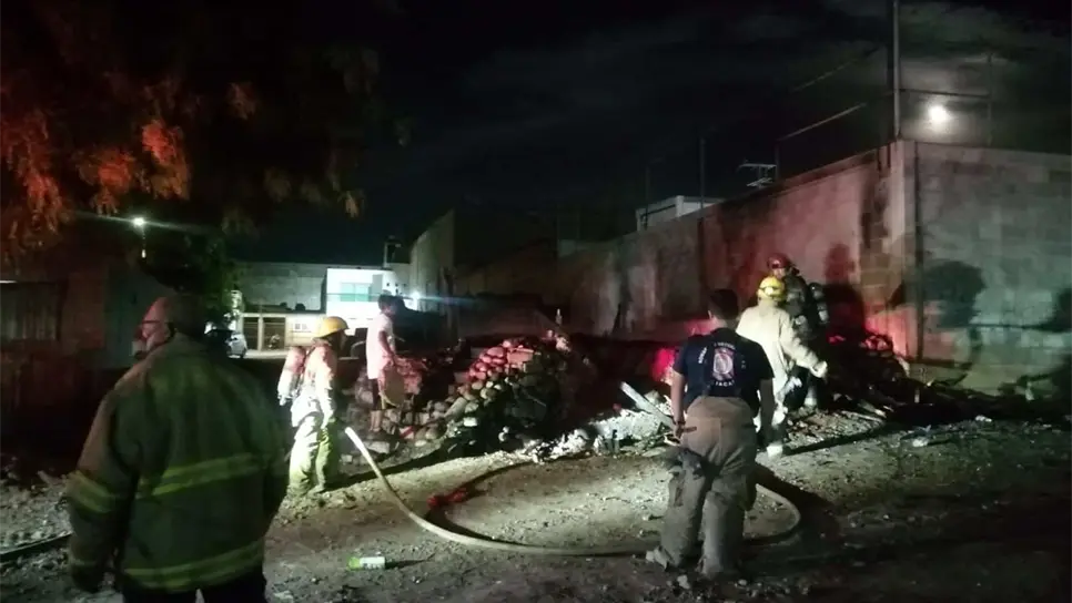 Incendio acaba con cuarto de lámina en Culiacán