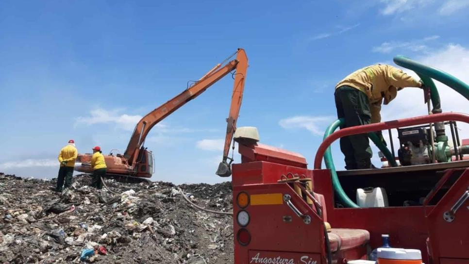 Bomberos Angostura sofocan humo del basurón de Guamúchil