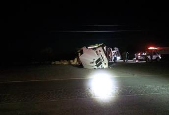 Vuelca tráiler cargado de papas en El Carrizo