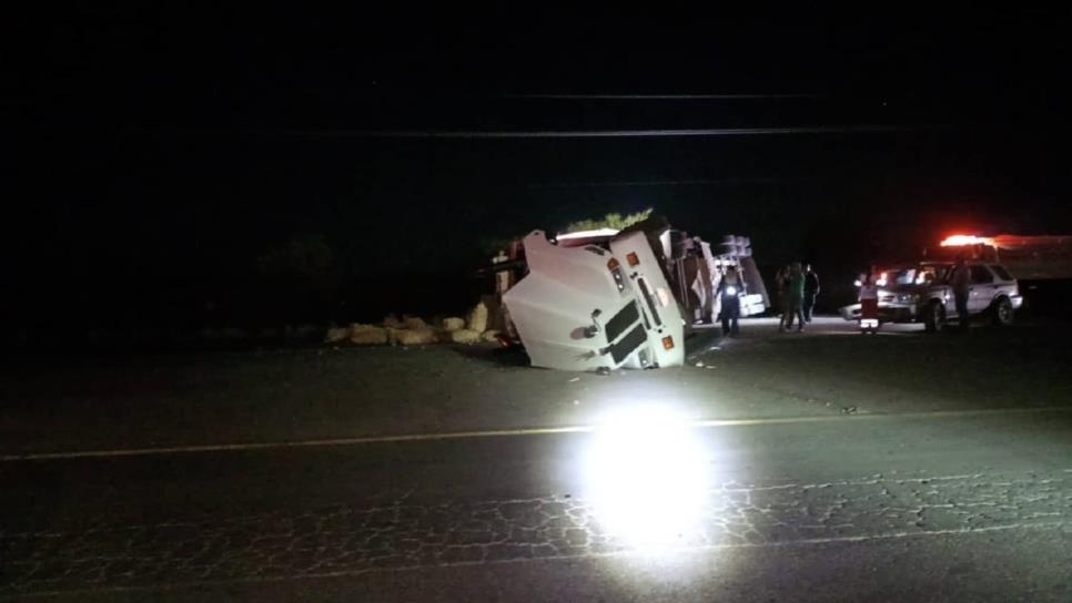 Vuelca tráiler cargado de papas en El Carrizo