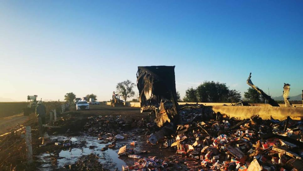 Caja de tráiler cargada con clamatos se quema sobre la Costera, en Navolato