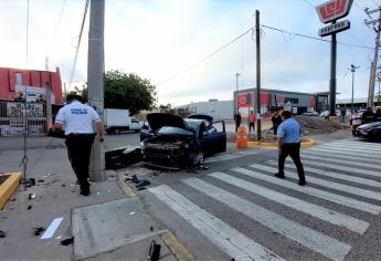 Conductor queda lesionado tras chocar de frente contra poste de la CFE