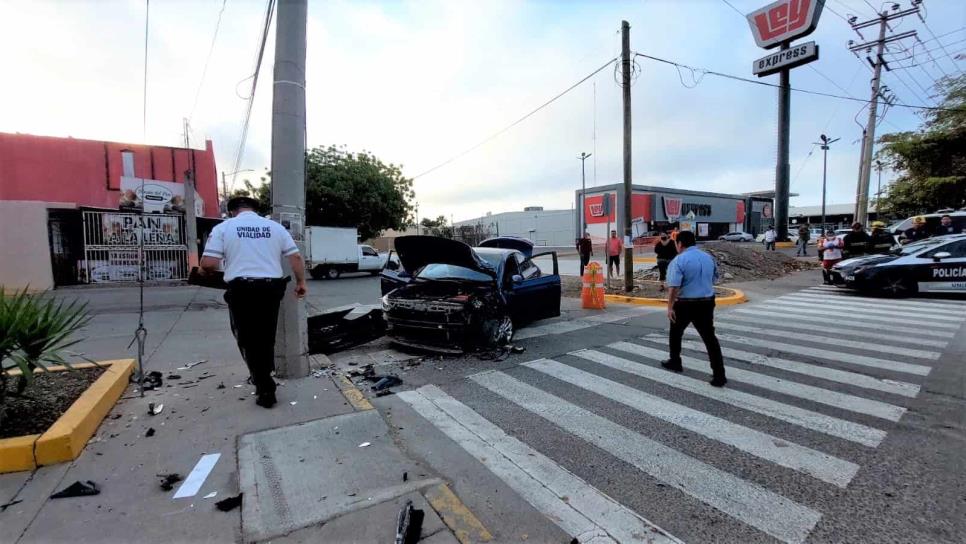 Conductor queda lesionado tras chocar de frente contra poste de la CFE