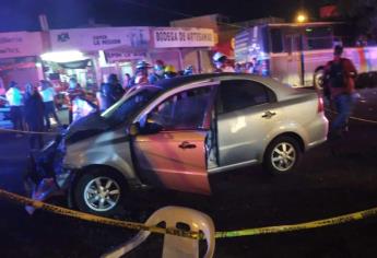 Camión urbano se impacta  contra un carro y deja 3 lesionados