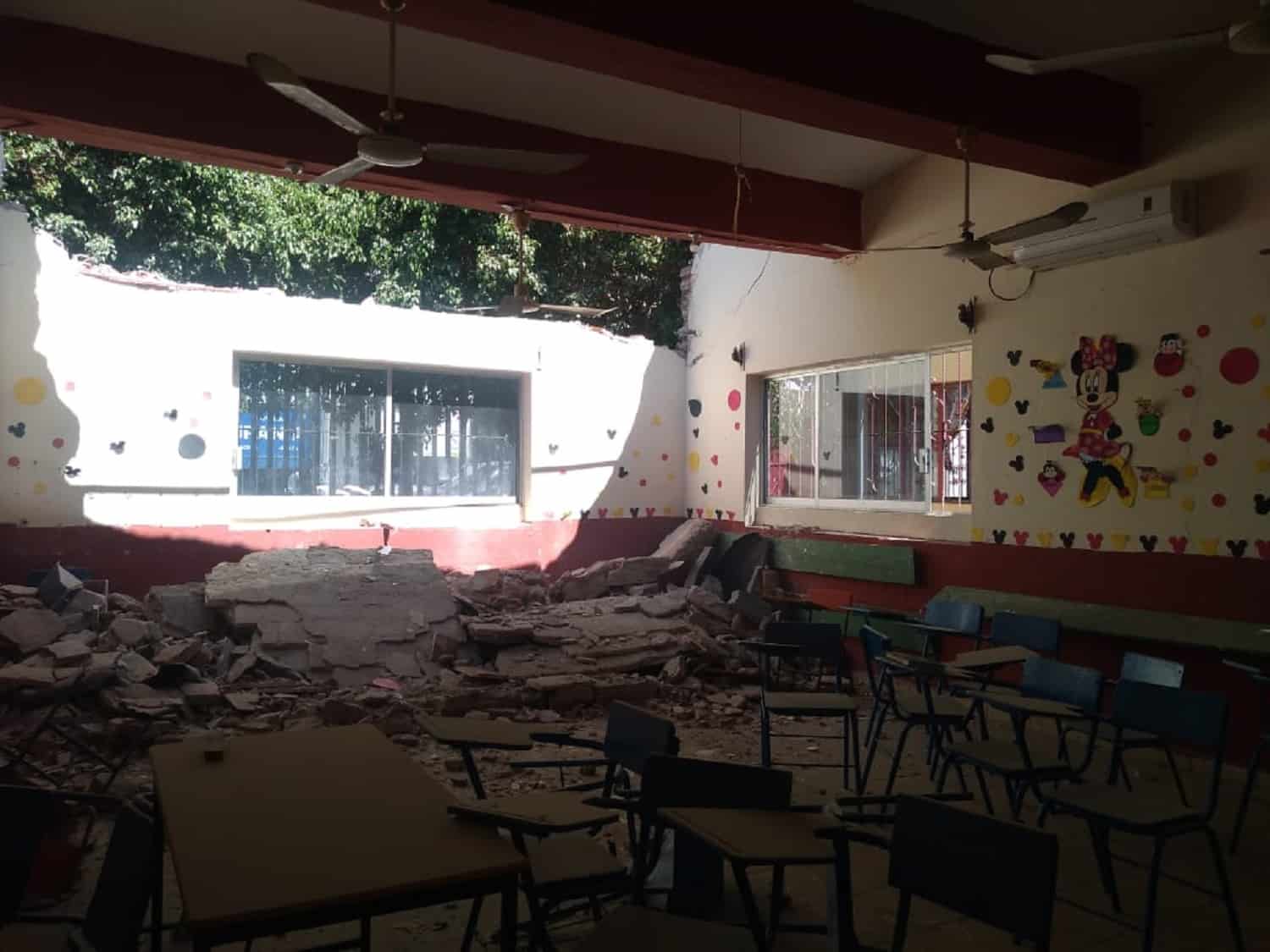 Demolerán techos de 14 salones de primaria que colapsó en Villa Unión