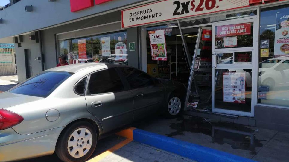 Mujer se iba estacionar y terminó adentro de una tienda