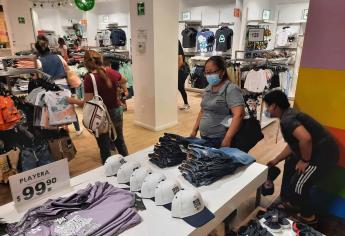 Con entusiasmo, padres e hijos compran ropa para el Día del Niño en Mazatlán