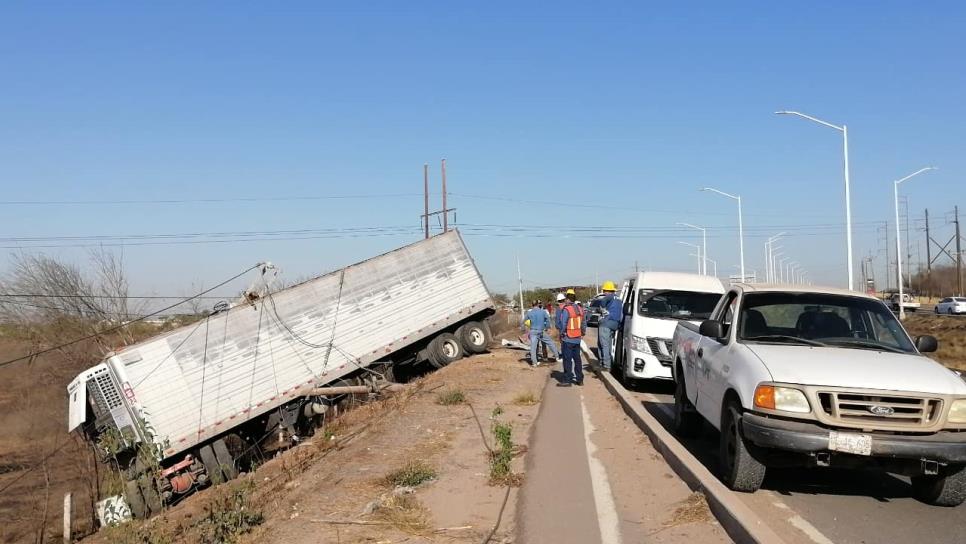 Caja de tráiler se desprende y derriba poste de la CFE, en La Costerita