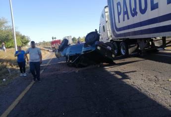 Chocan y vuelcan dompe y una camioneta en San Miguel; hubo rapiña de naranjas